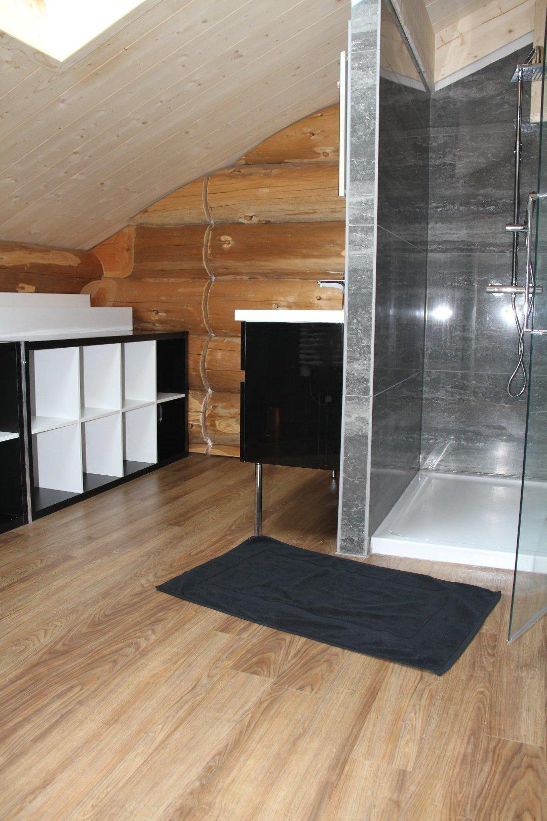 sale de bais avec sèche serviette et une douche de 90 x 120 un grand lavabos et divers rangement