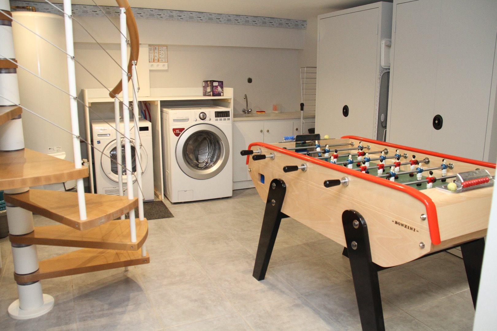les rdc avec lave linge, sèche linge ,600 l d eau chaude et bien sur le fameux baby foot marque bonzini déjà bien rodé a vous de gagné