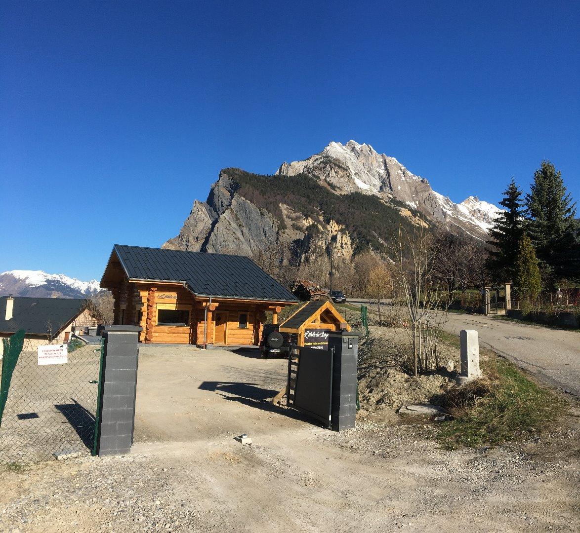 chalet privatisé avec portail automatique interphone et tout clos grillagé a coté des chemin de randonné